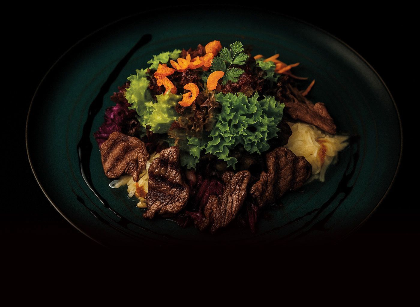 Gegrilltes Steak, Spinat und Tomate auf einem Teller mit Rotwein. Holztisch, dunkler Hintergrund.