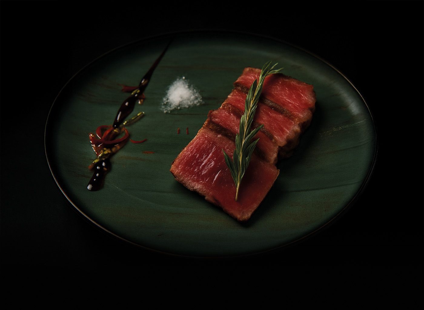 Elegante Tischdekoration im Restaurant mit Fensterblick auf die Gebäude. Goldbesteck, Gläser auf marmorähnlicher Oberfläche.
