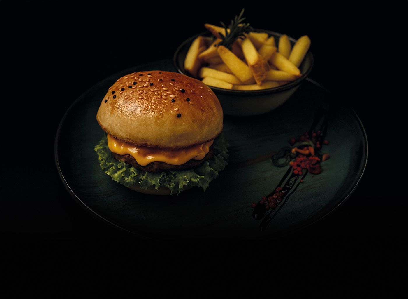 Hähnchenflügel auf einem weissen Schneidebrett mit roter Sosse, garniert mit Petersilie und Sesamsamen.