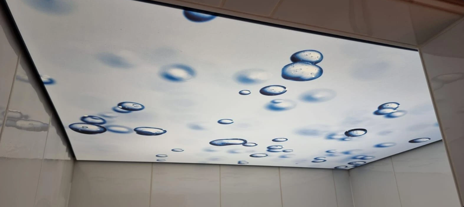 Un gros plan d'un plafond avec une photo de bulles d'eau sur une toile tendue