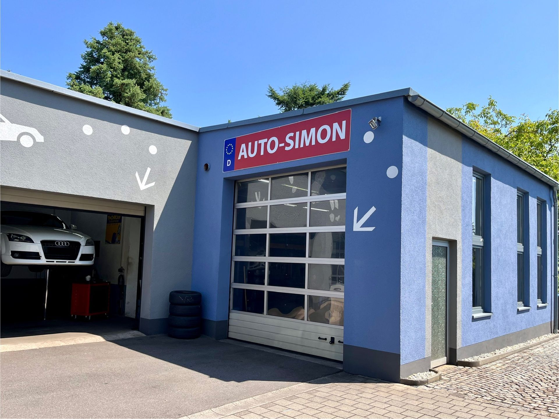 Mechaniker schraubt an Motorteil