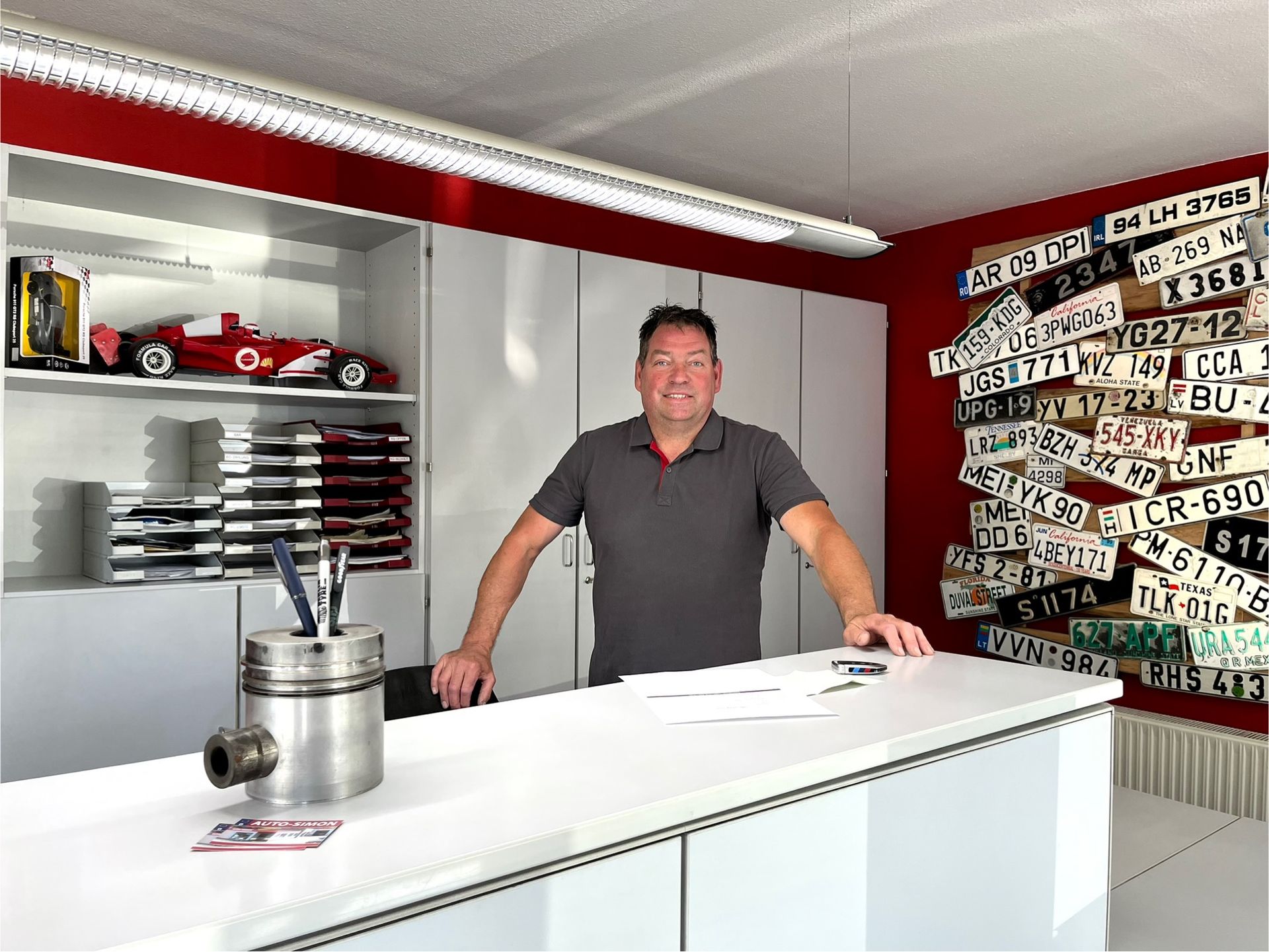 Mechaniker schraubt an Motorteil