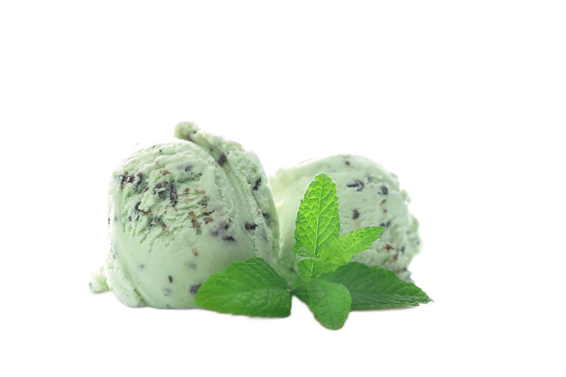 Enfant tenant un cornet de glace coloré à l'extérieur, sur fond vert flou.