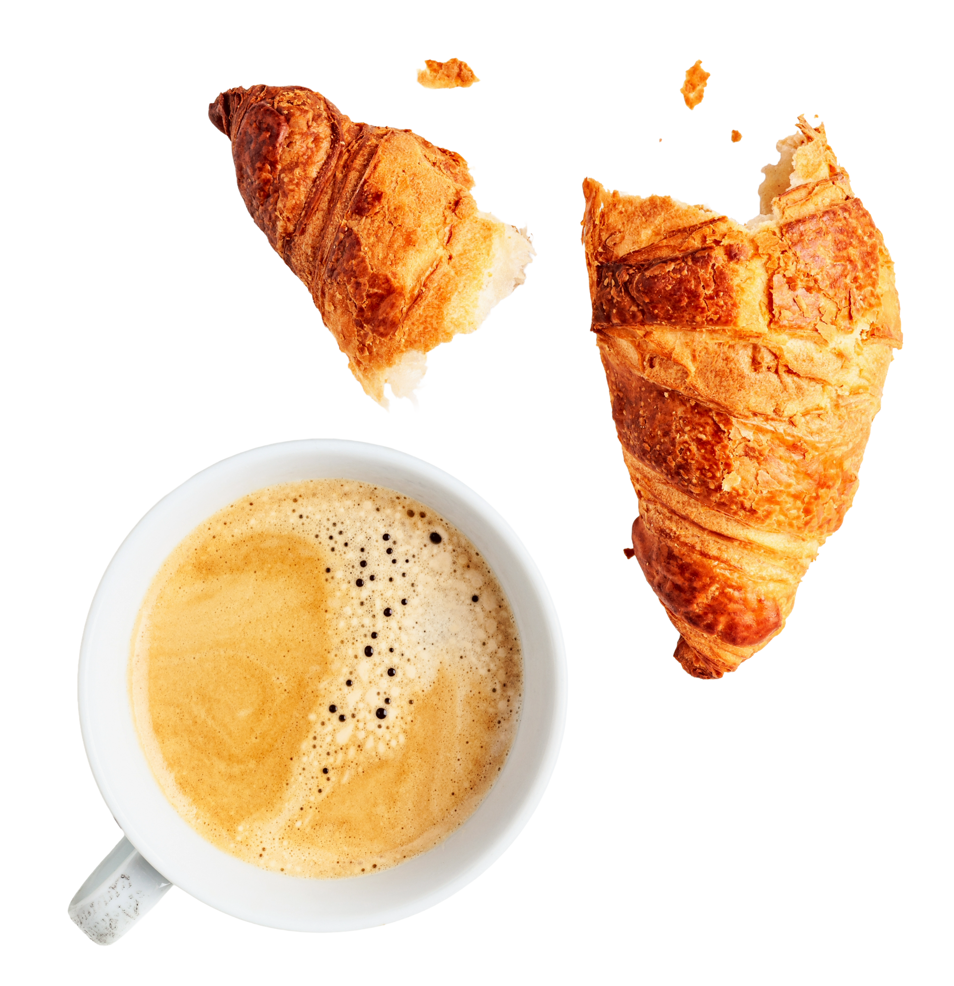 Des morceaux de croissant et une tasse de café sur fond blanc.