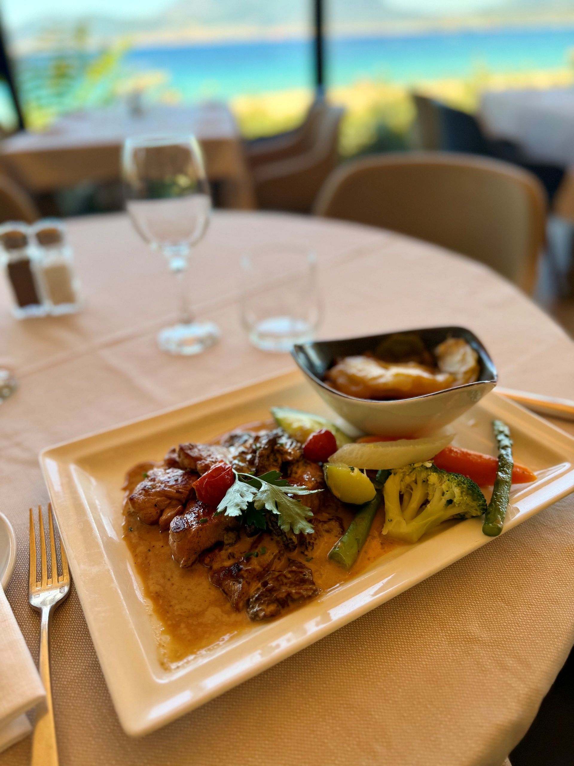 Un plat sur une table du restaurant avec vue sur la mer.