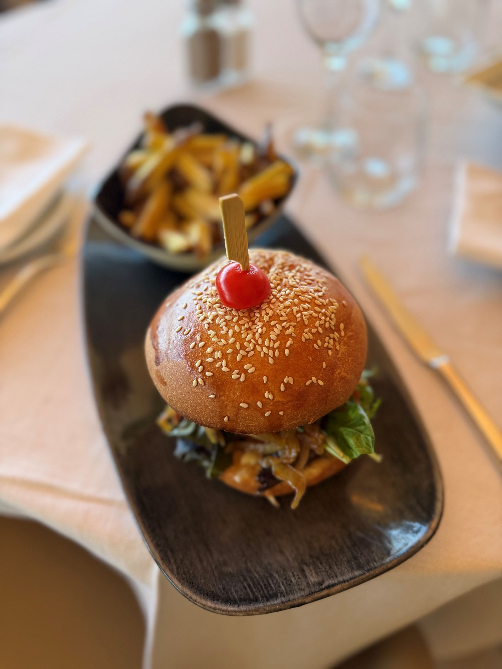 Un burger et des frites dans une assiette.