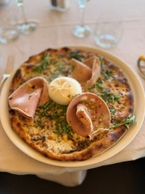 Une pizza avec de la mortadelle.