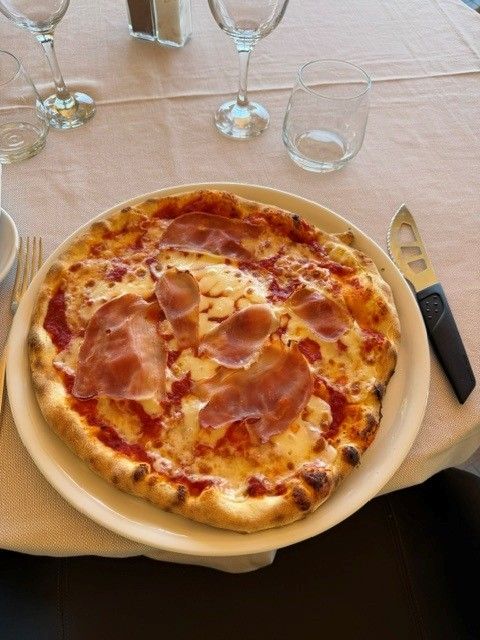 Une pizza base sauce tomate.