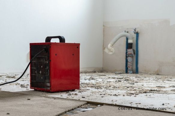 Schadendienst24 Chemnitz GmbH Raumtrockner in einem Zimmer