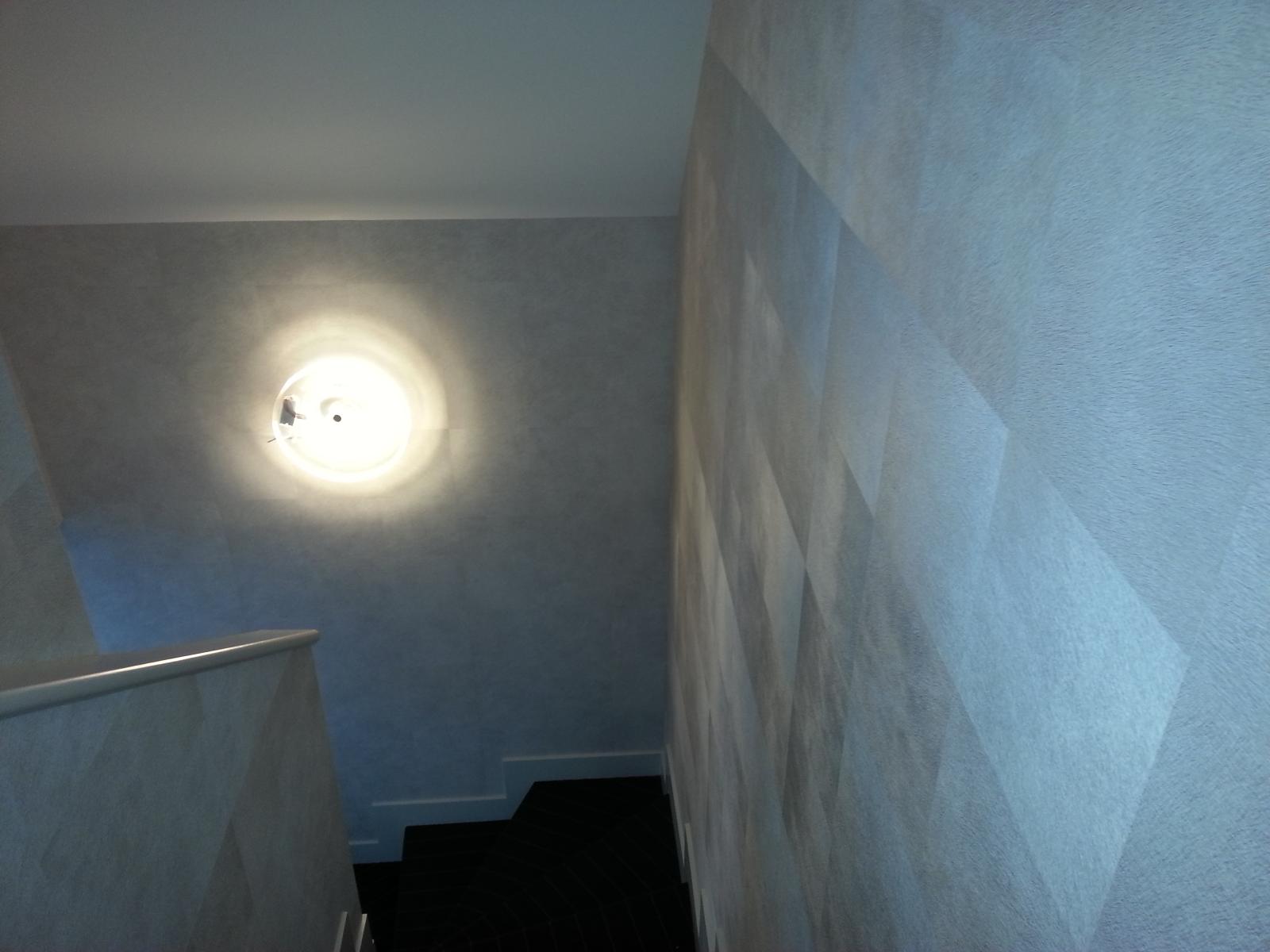 Peinture intérieure dans hall d'escalier