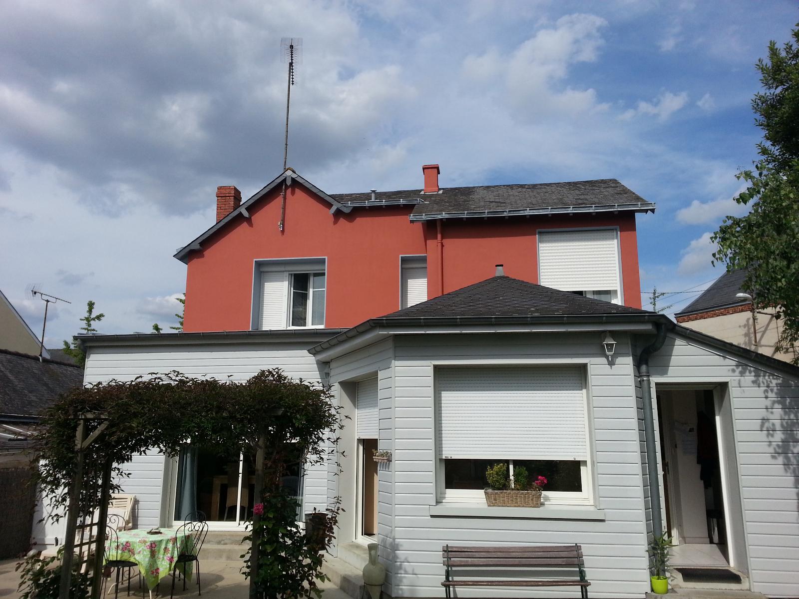 Différentes couleurs de peinture sur façade