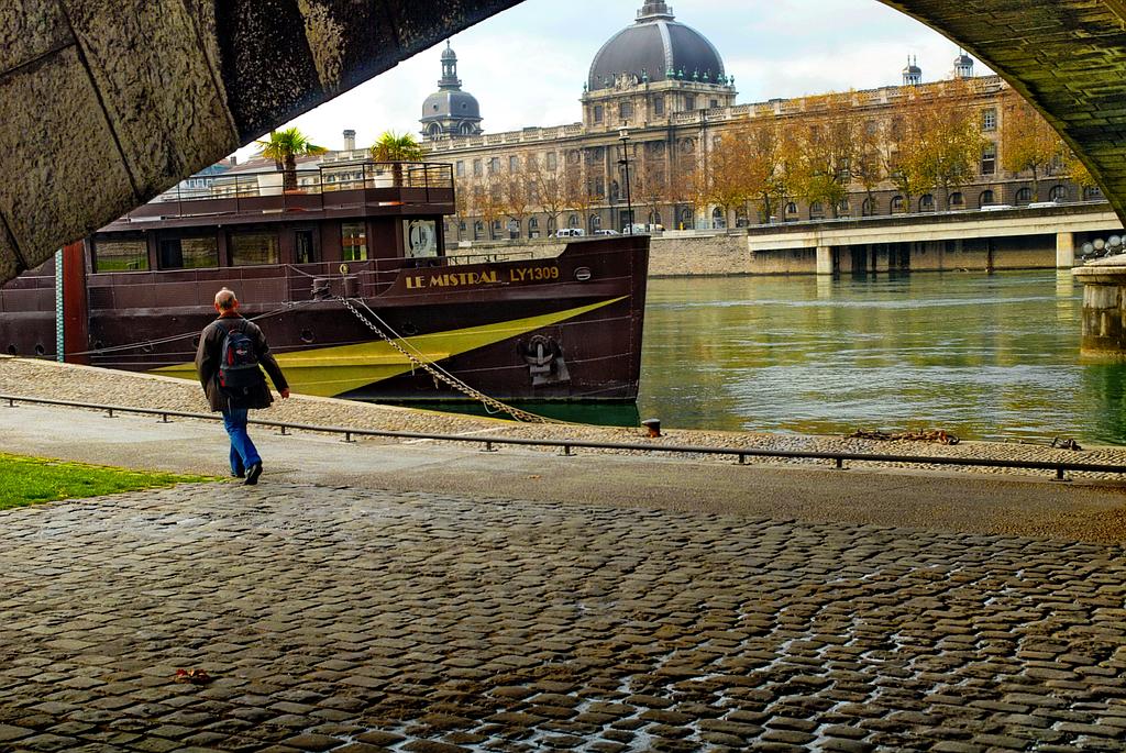Lyon scène sur les quais Auvergne Reportage 