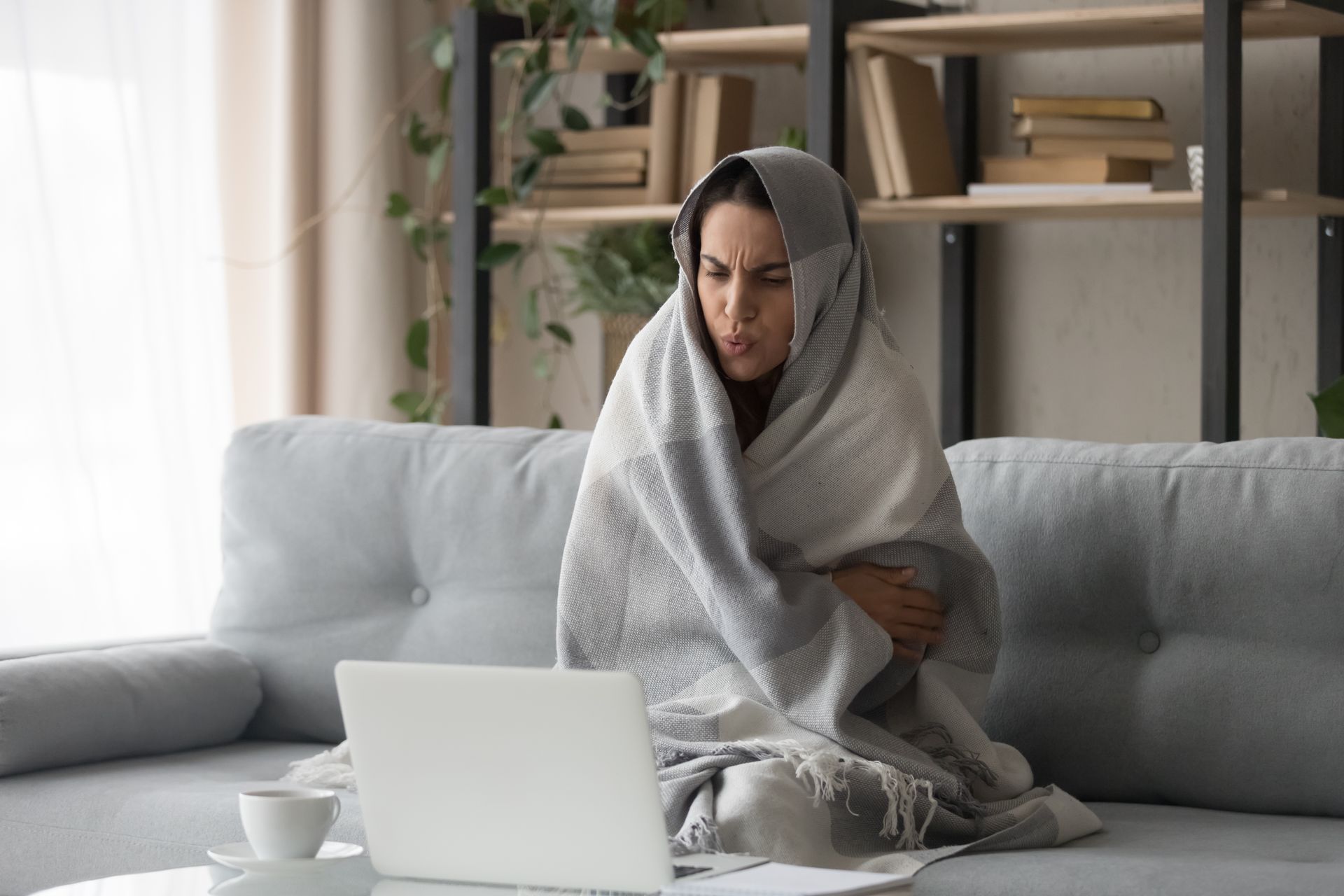 Femme qui a froid sur son canapé