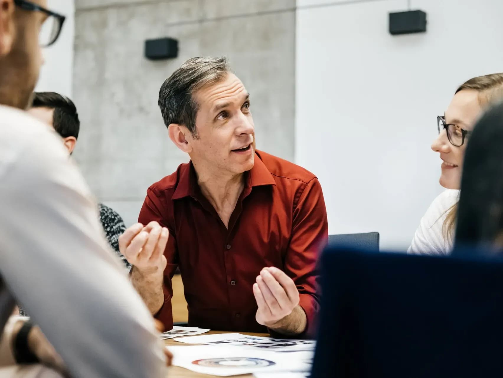 Homme discutant avec ses collègues de travail