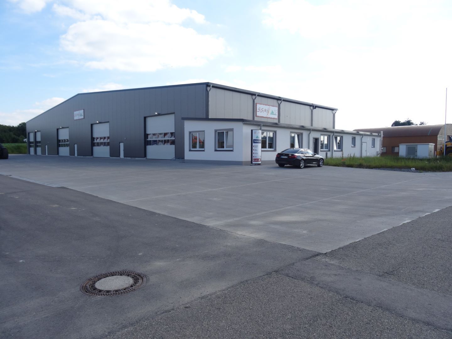 Industrieneubau mit großem Parkplatz