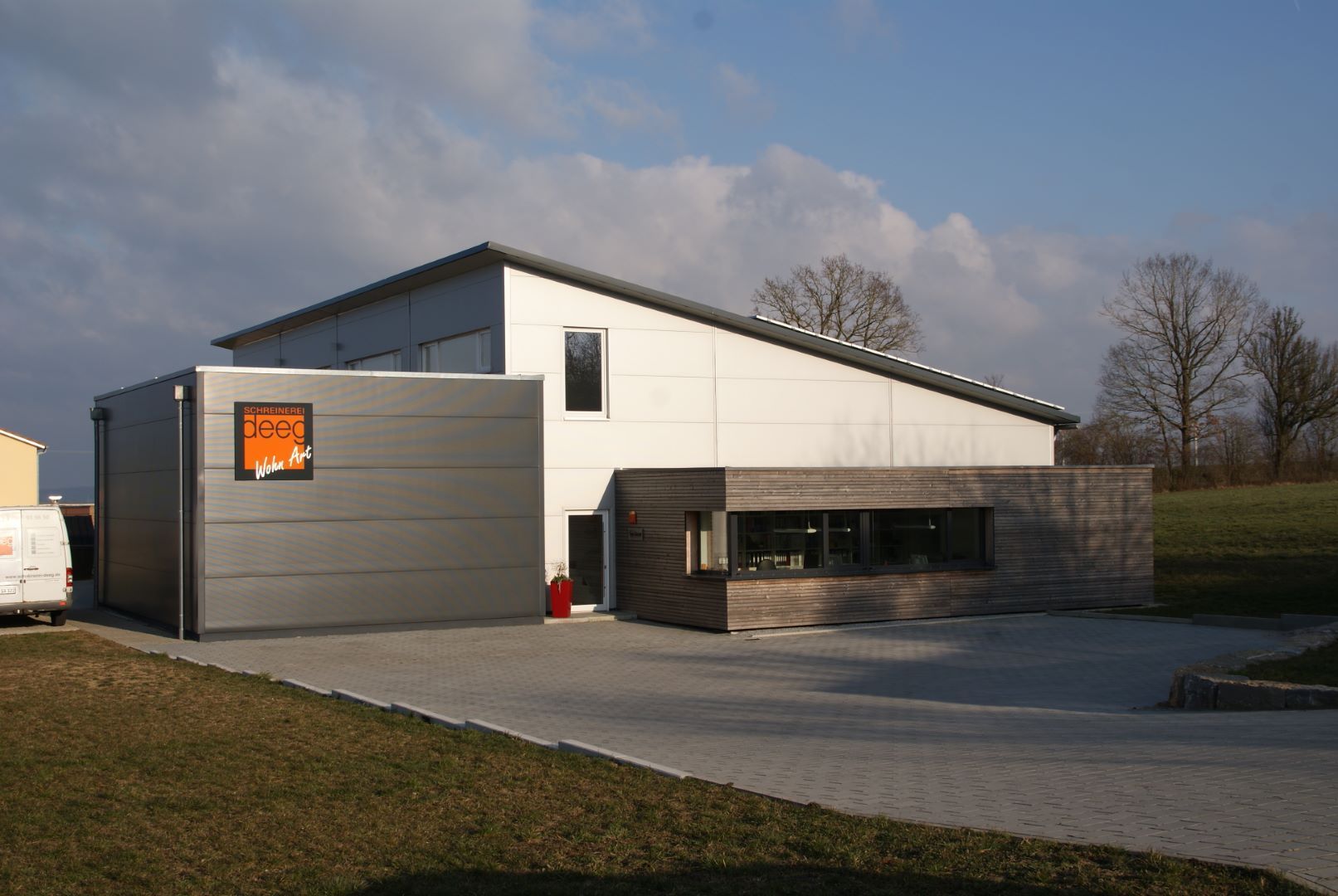 Industrieneubau mit neuer Einfahrt