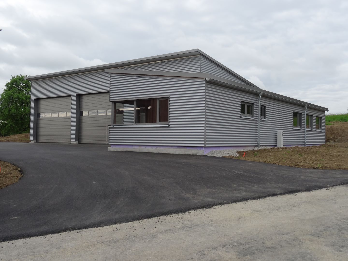 Industriegebäude mit hölzernem Anbau