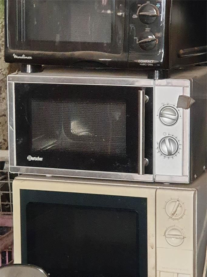 Ein Mikrowellenherd steht auf einem anderen Mikrowellenherd