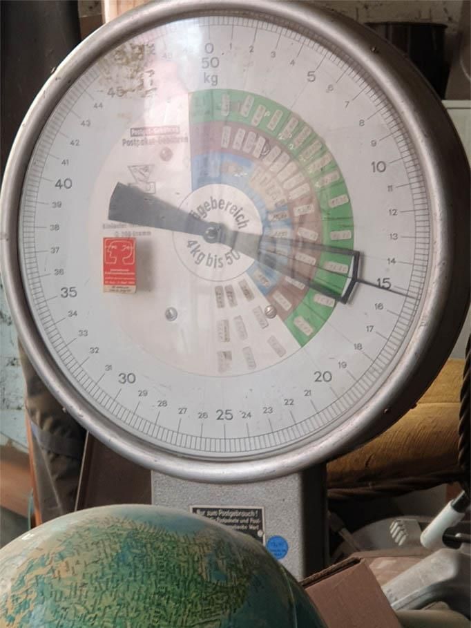 Auf einem Tisch steht neben einem Globus eine Uhr.