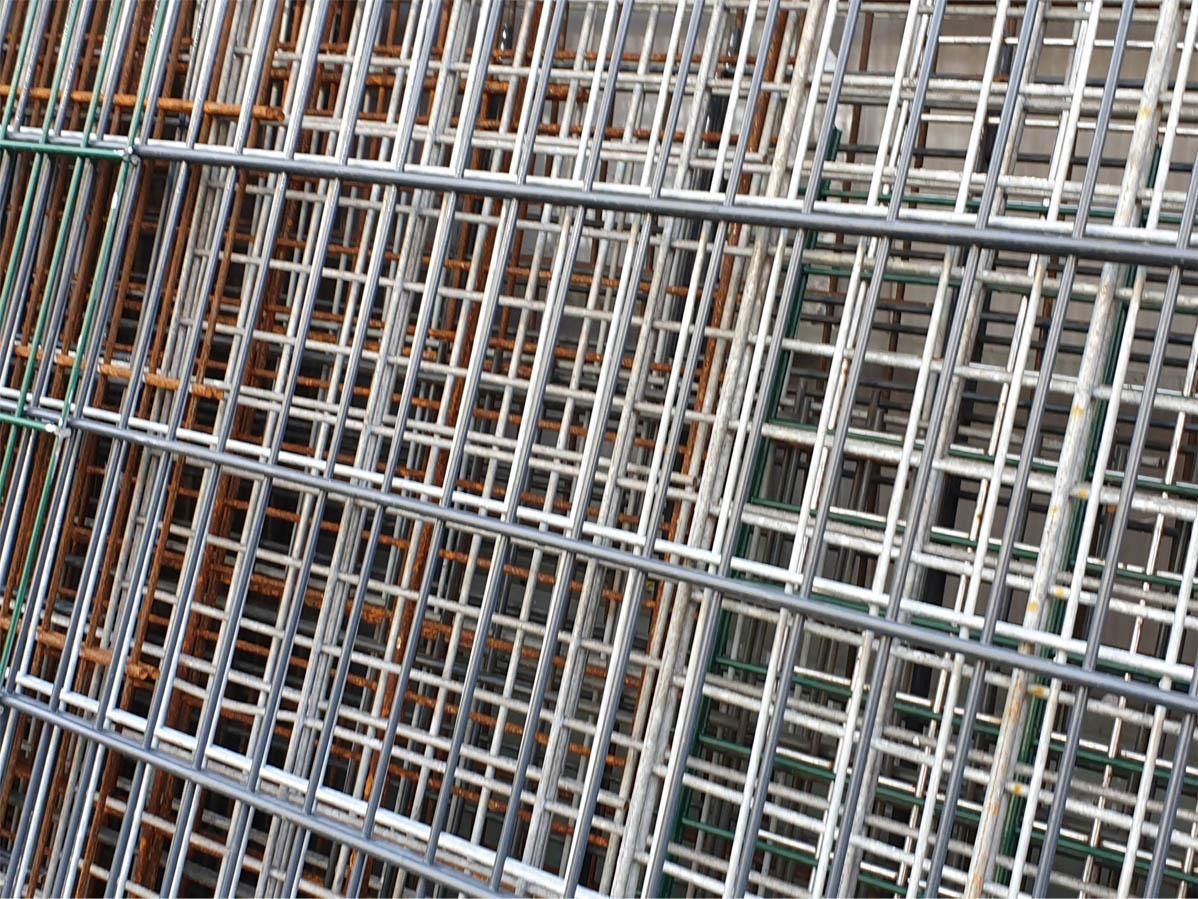 Eine Nahaufnahme eines Stapels Metallstangen.