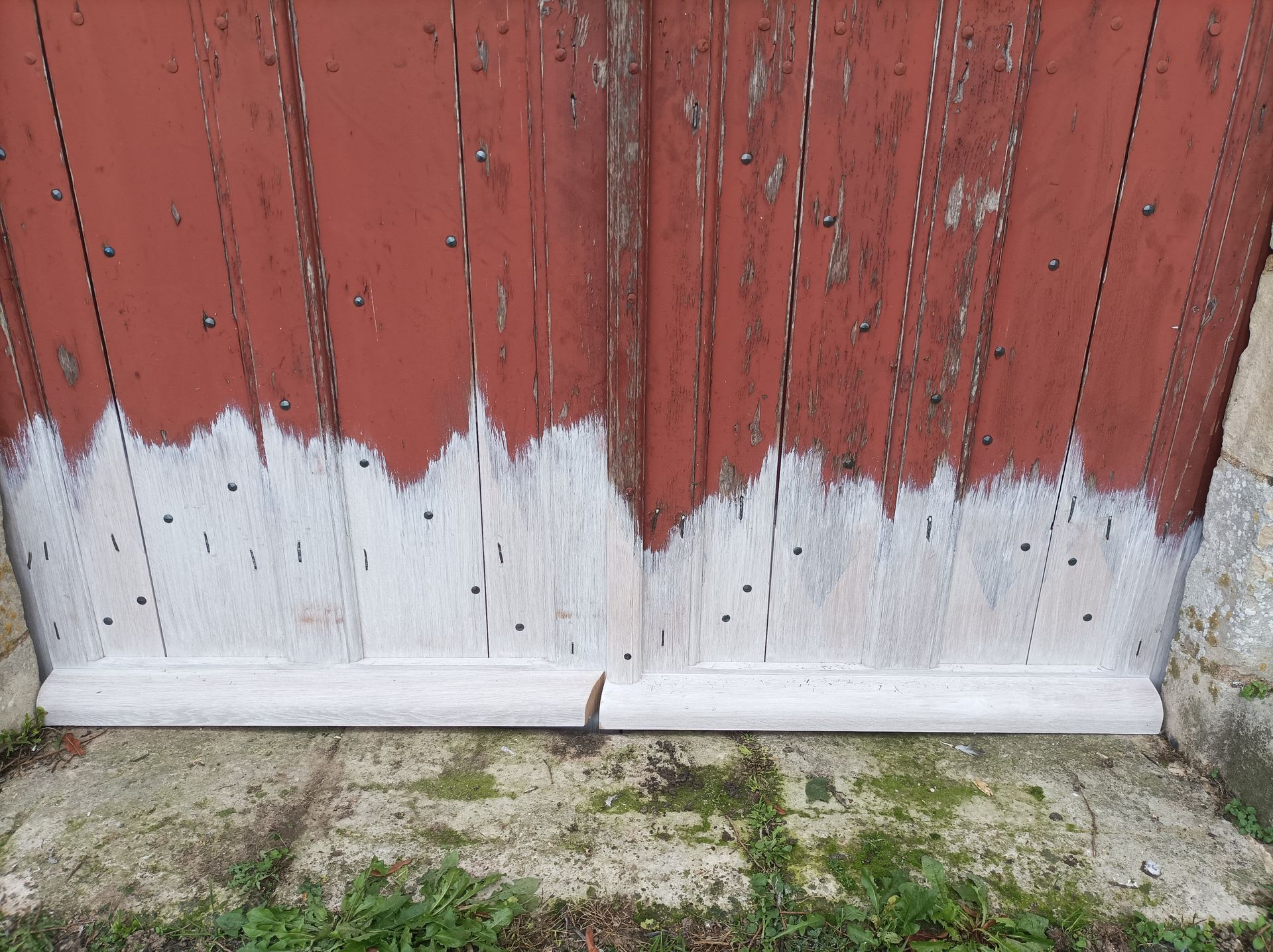 Porte en bois rouge et blanc patinée.