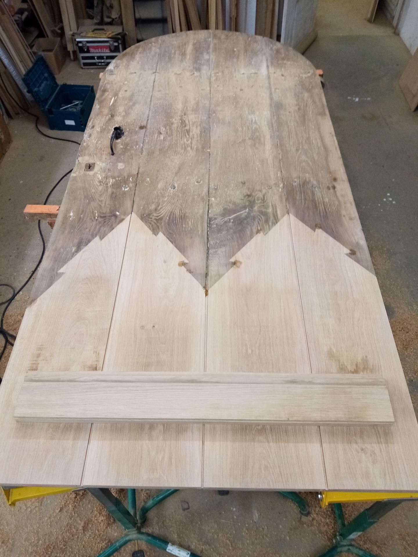 Plateau de table en bois avec découpes et moulures. Fabrication en atelier.