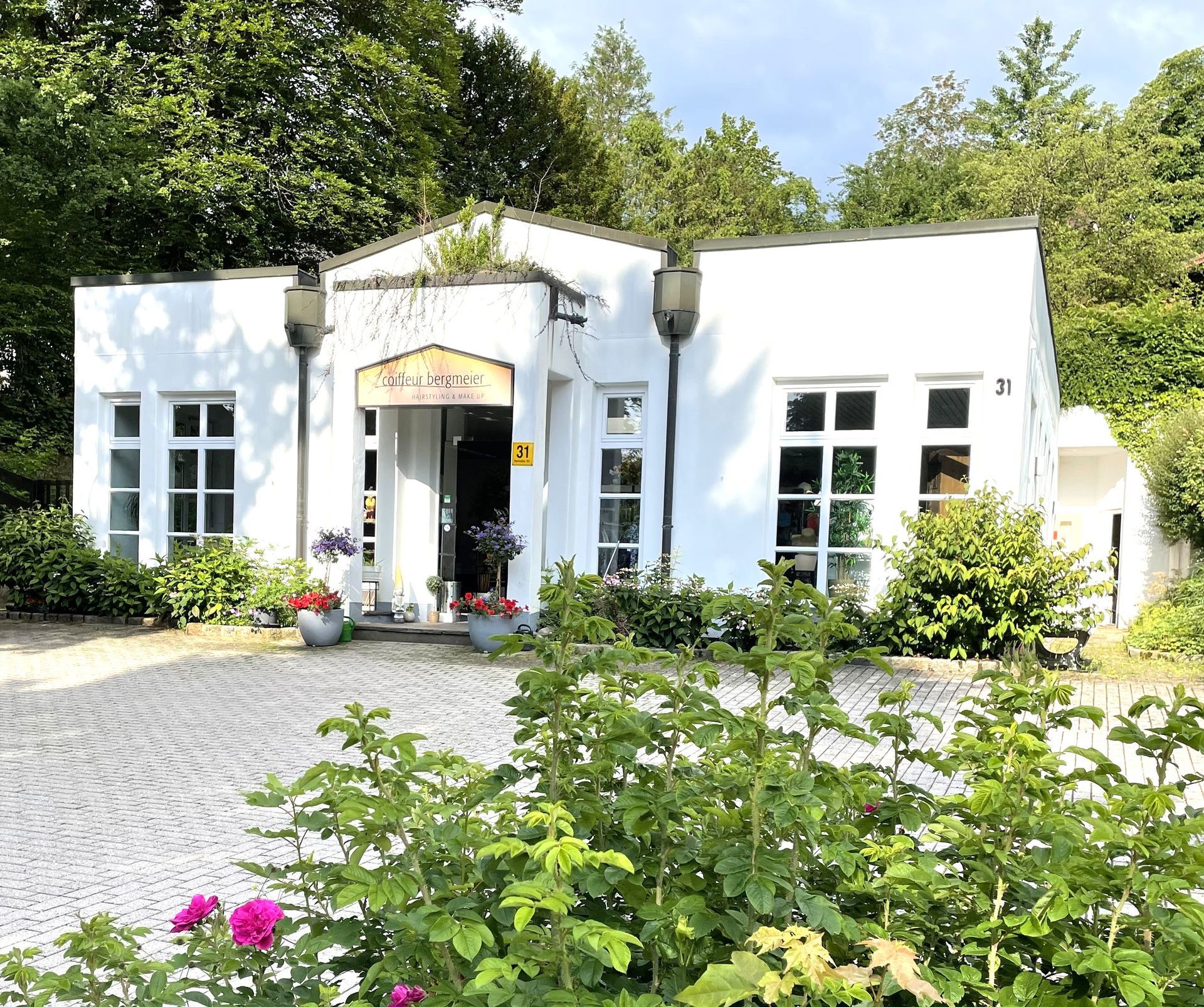 Gebäude von außen. Laden von Coiffeur Ulrike Bergmeier GmbH