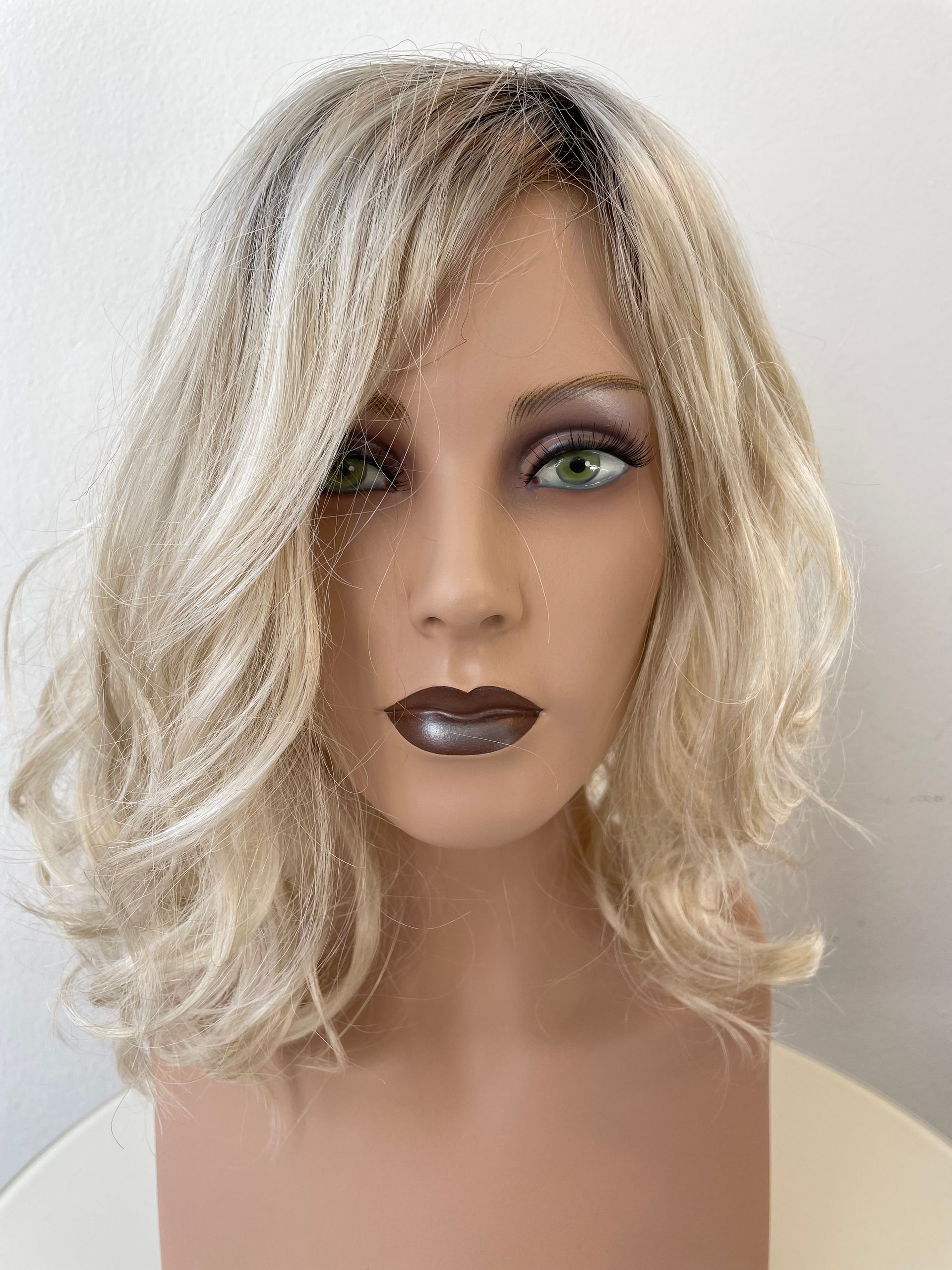 Frau mit blonden Locken