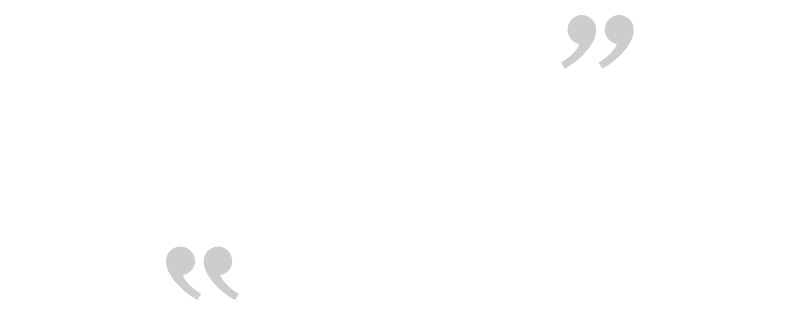 Ein Paar hellgraue Anführungszeichen auf weißem Hintergrund.