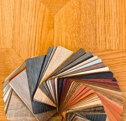 Un abanico de muestras de madera sobre una mesa de madera.