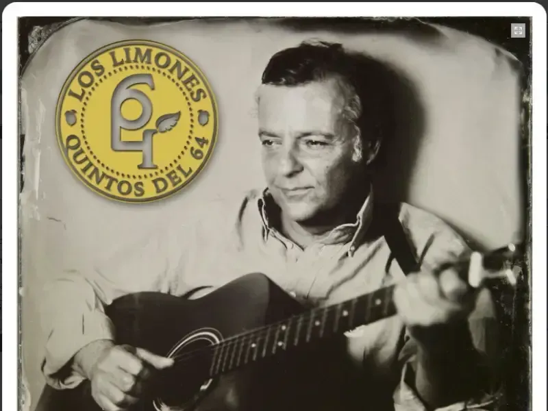Hombre tocando la guitarra acústica junto a un logotipo circular amarillo en un póster antiguo en blanco y negro.