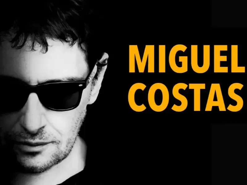 Retrato en blanco y negro de un hombre con gafas de sol junto a un texto naranja que dice “MIGUEL COSTAS”.