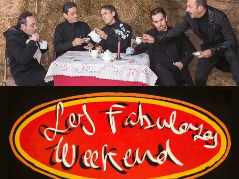 Cinco hombres tomando té alrededor de una mesa sobre el logotipo de 