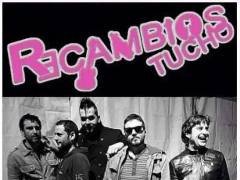 Foto de la banda con el texto rosa “Recambios Tuchos” sobre cuatro hombres posando contra un fondo gris.