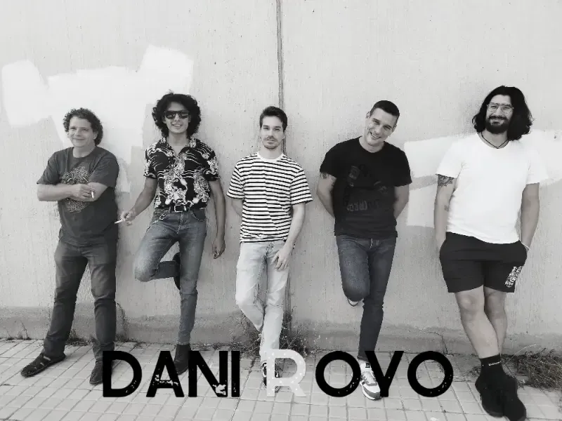 Cinco personas posando contra una pared con el texto “DANI ROVO” en la parte inferior.