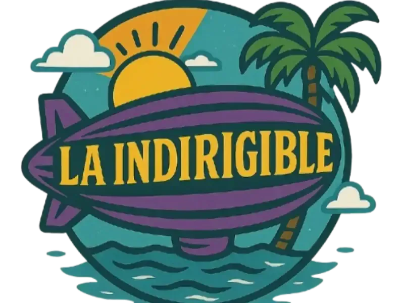 Logotipo con la inscripción “LA INDIRIGIBLE” sobre un dirigible morado, sol, palmeras y olas.