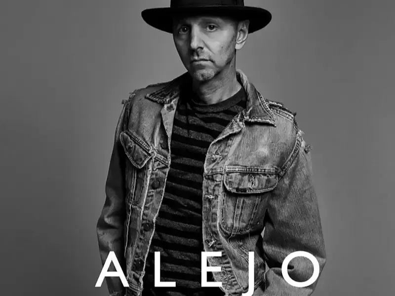 Retrato en blanco y negro de un hombre con sombrero y chaqueta vaquera con la palabra “ALEJO” en la parte inferior.