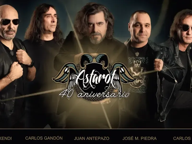 Cinco hombres con camisas negras posan alrededor del logotipo de la banda Astora sobre un fondo oscuro.