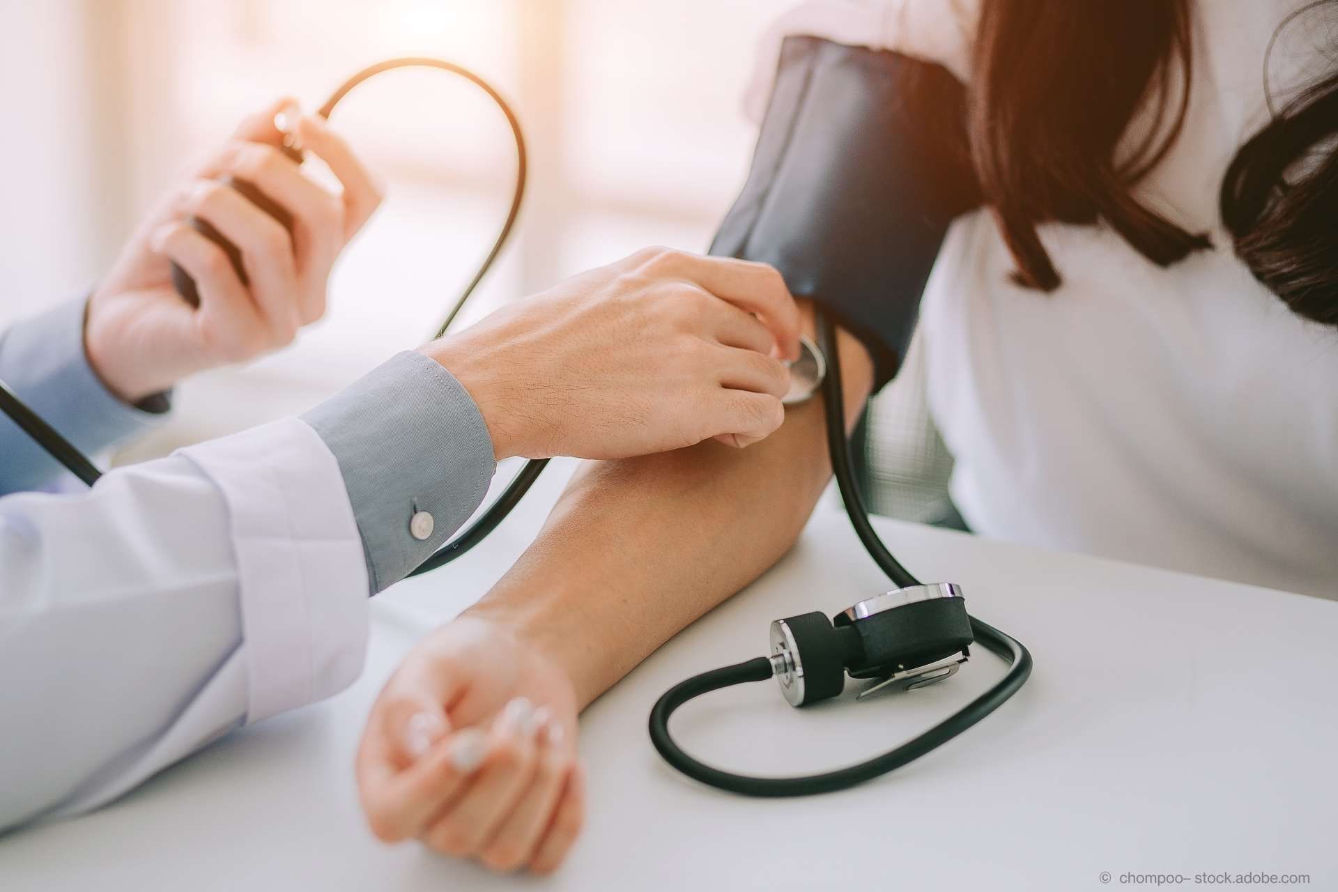 Eine Ärztin untersucht eine Patientin