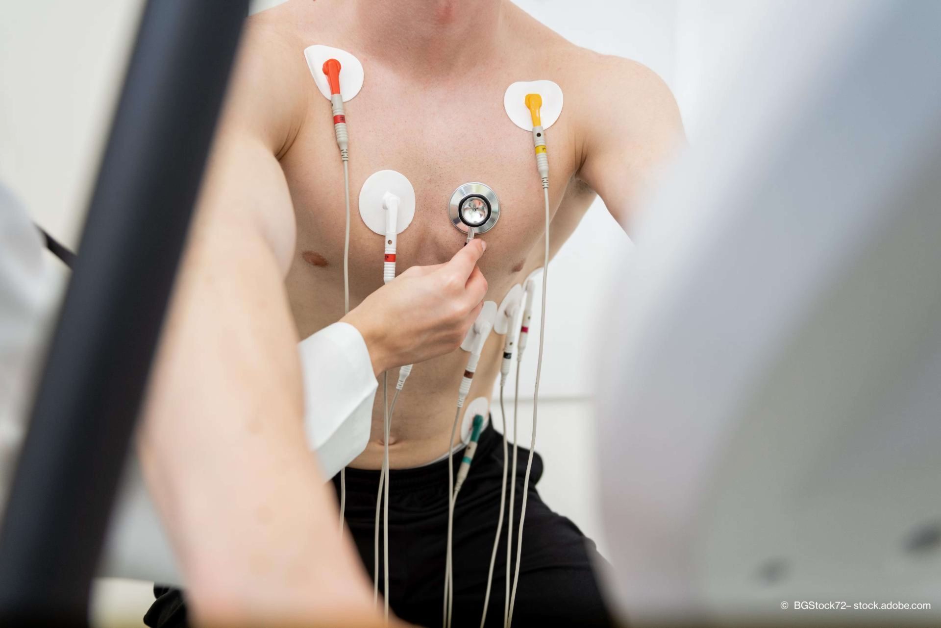 Eine Ärztin untersucht ein Patient