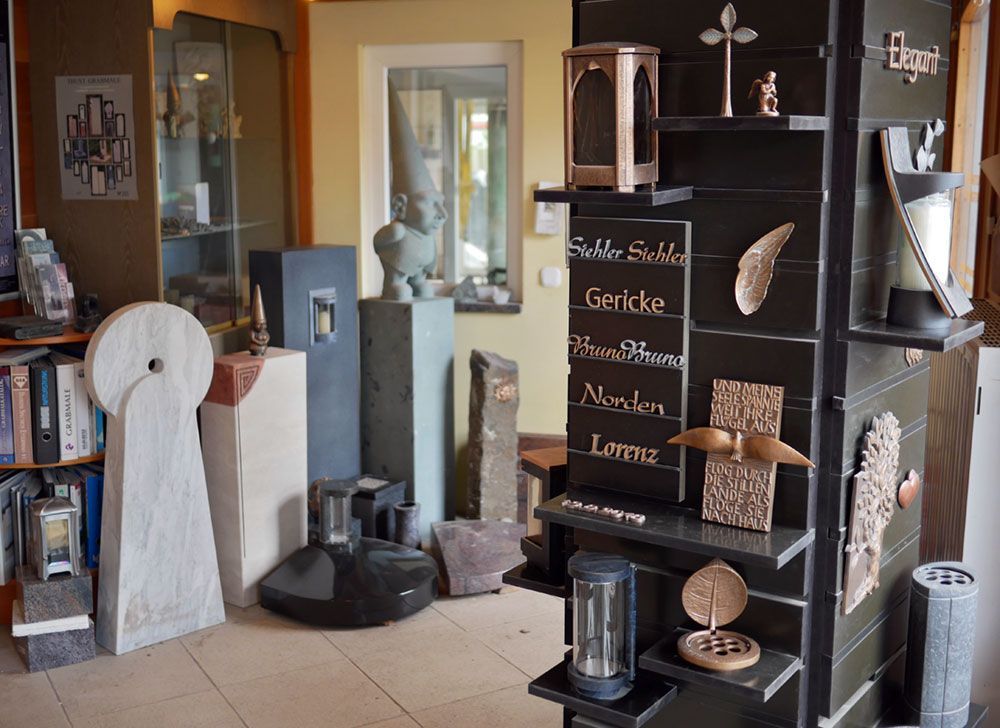 Eine Vitrine mit einem Schild mit der Aufschrift 