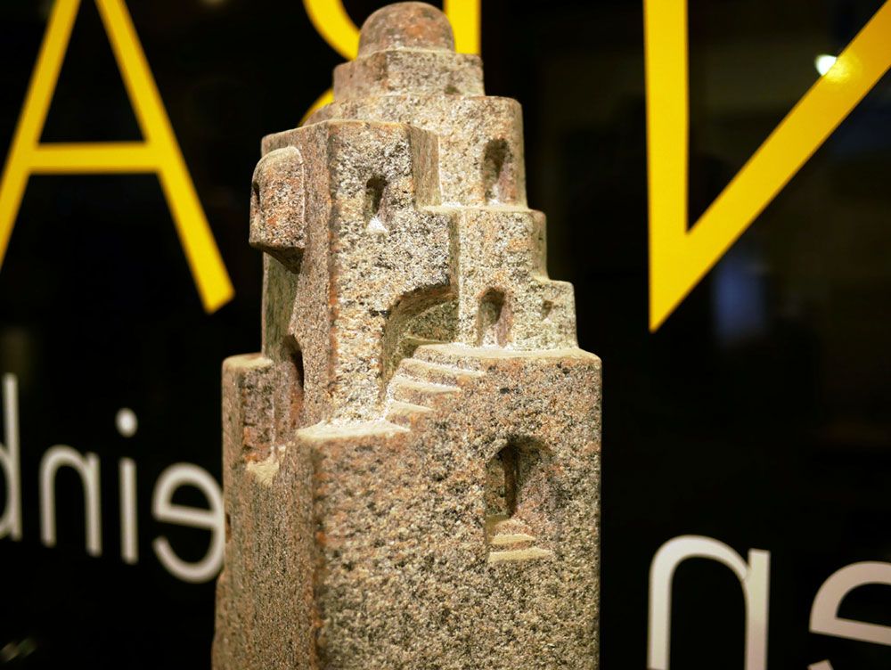 Eine Statue vor einem Schild mit der Aufschrift „av“