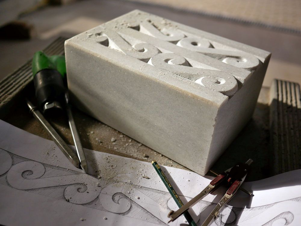 Ein weißer Block mit einem Design darauf liegt auf einem Tisch