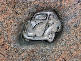 Eine Autostatue ist in einen Felsen gehauen.