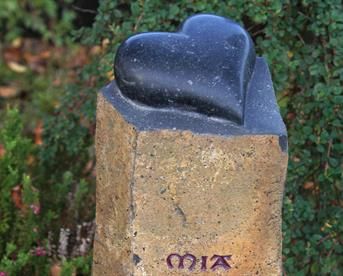 Ein steinernes Denkmal mit einem Herz darauf.