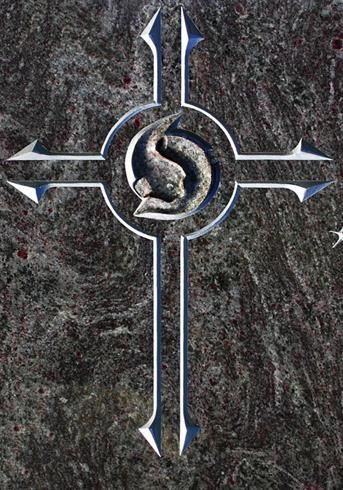 Ein Kreuz mit dem Buchstaben S ist in eine Steinmauer gehauen.