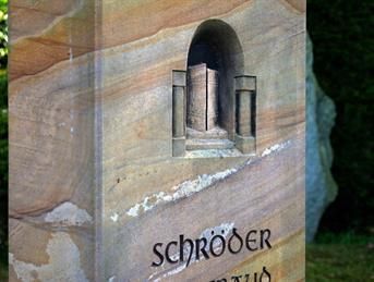 Eine Steinskulptur mit dem eingemeißelten Namen Schröder.