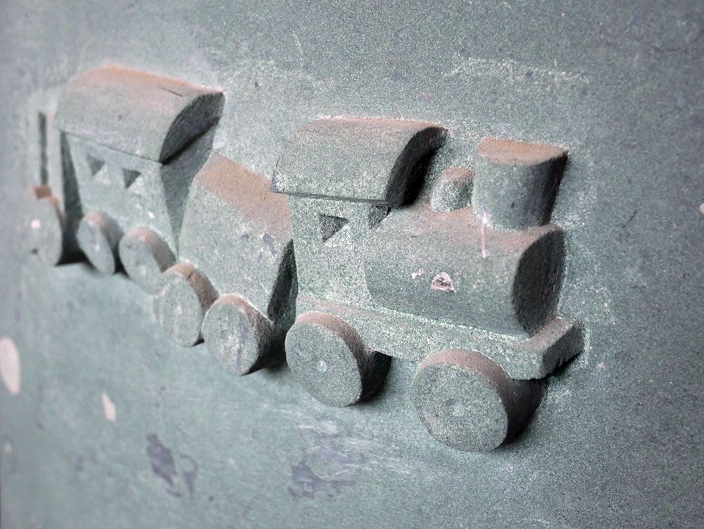 Ein Eisenbahnwaggon ist in eine Tafel geschnitzt