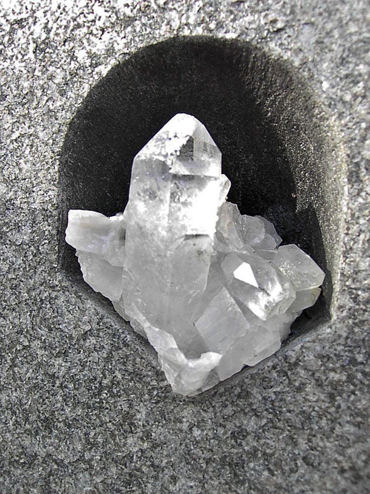 Ein Kristall sitzt in einem Loch im Boden