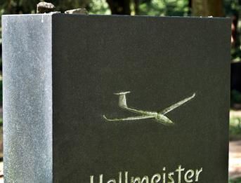 Ein Grabstein mit der Zeichnung eines Segelflugzeugs darauf